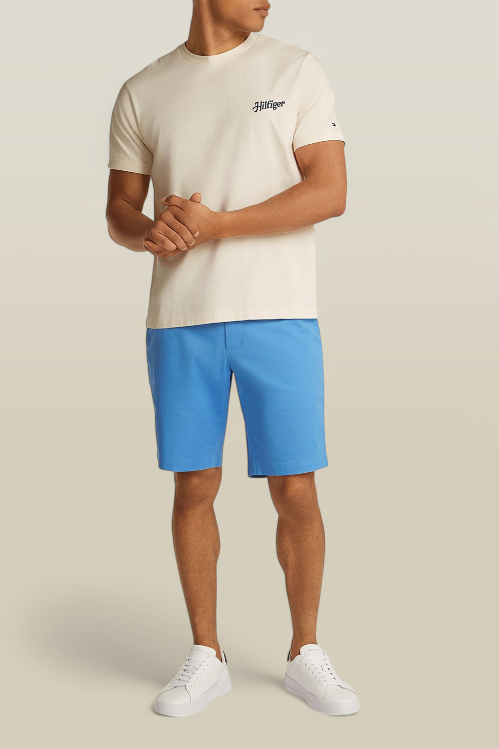 תמונת כל הלוק של חולצת טי